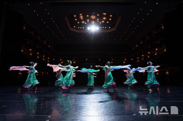 [서울=뉴시스] 리틀엔젤스예술단 정기공연 '바라다'. (사진=리틀엔젤스예술단 제공) photo@newsis.com *재판매 및 DB 금지