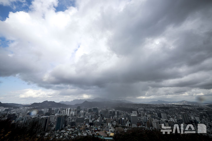 [서울=뉴시스] 정병혁 기자 = 비가 내린 26일 서울 중구 남산에서 바라본 서울 하늘에 먹구름이 가득 끼어있다. 2024.11.26. jhope@newsis.com