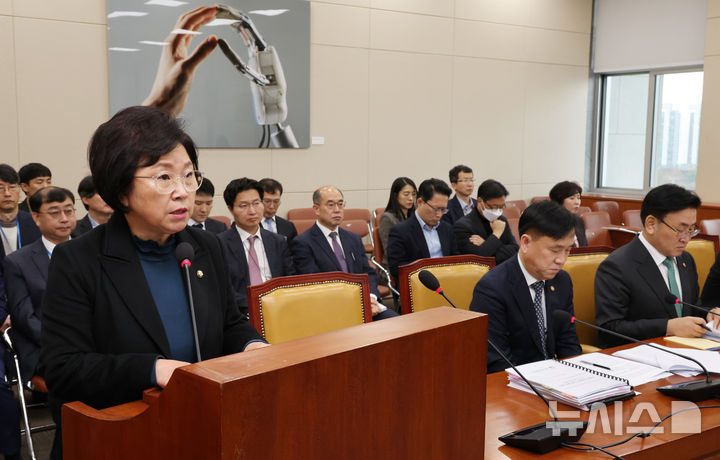 [서울=뉴시스] 조성우 기자 = 26일 서울 여의도 국회에서 열린 과학기술정보방송통신위원회 전체회의에서 법안심사2소위원장을 맡고 있는 김현(왼쪽) 더불어민주당 의원이 인공지능(AI) 기본법안 등에 대한 심사보고를 하고 있다. 2024.11.26. xconfind@newsis.com