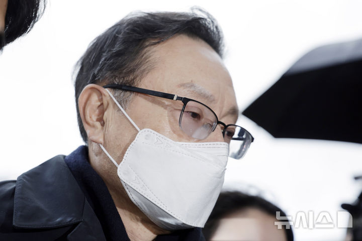 [서울=뉴시스] 최동준 기자 = 손태승 전 우리금융지주회장이 26일 서울 양천구 서울남부지방법원에서 열린 '친인척 부당대출' 혐의 영장실질심사에 출석하고 있다. 2024.11.26. photocdj@newsis.com