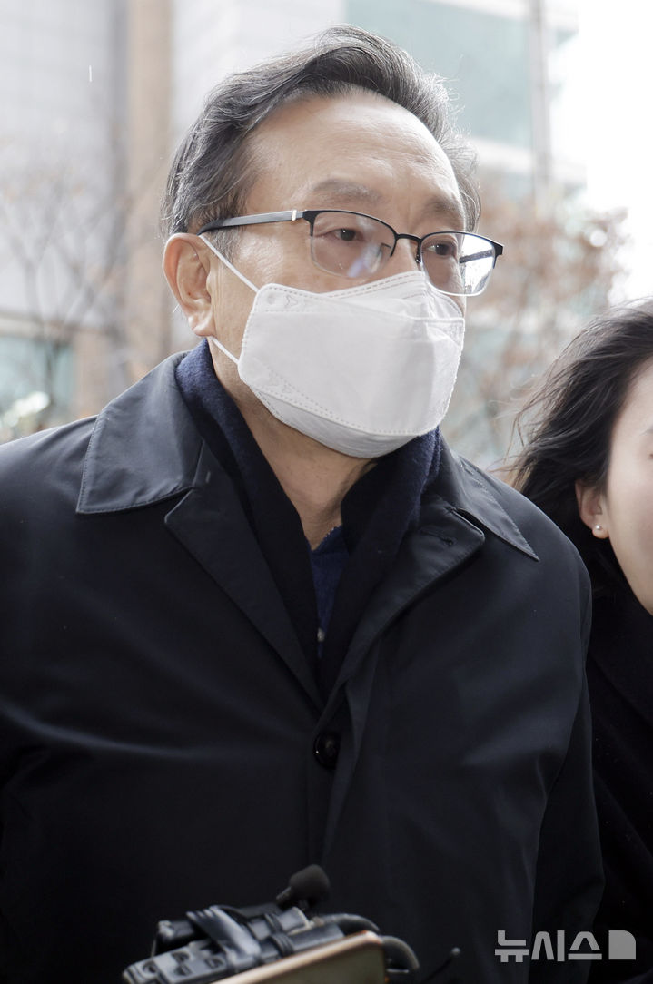 [서울=뉴시스] 최동준 기자 = 손태승 전 우리금융지주회장이 26일 서울 양천구 서울남부지방법원에서 열린 '친인척 부당대출' 혐의 영장실질심사에 출석하고 있다. 2024.11.26. photocdj@newsis.com