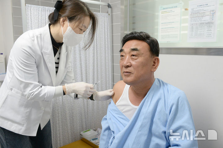 [울산=뉴시스] 배병수 기자 = 김두겸 울산시장이 26일 오후 울산 남구보건소에서 코로나19와 인플루엔자 백신을 동시 접종하고 있다. 2024.11.26.bbs@newsis.com.