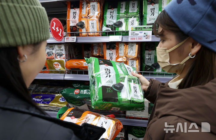 [서울=뉴시스] 홍효식 기자 = 올해 김 수출이 역대 최고 기록을 경신했다. 김 수출액은 지난 10월 기준으로 8억5천만 달러(약 1조2천억 원)로 작년 한 해 수출액인 7억9천만 달러를 넘어섰다.26일 서울 시내 한 대형마트에서 외국인 관광객들이 김 상품을 살펴보고 있다. 2024.11.26. yesphoto@newsis.com
