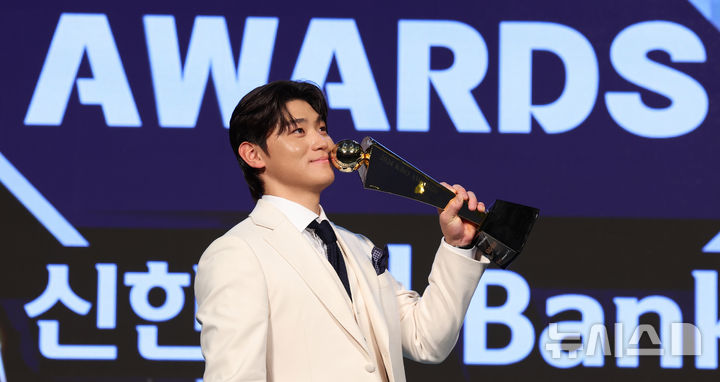 [서울=뉴시스] 추상철 기자 = 26일 오후 서울 송파구 롯데호텔 월드에서 열린 '2024 신한 SOL뱅크 KBO 시상식'에서 MVP를 수상한 KIA 김도영이 포즈를 취하고 있다. 2024.11.26. scchoo@newsis.com