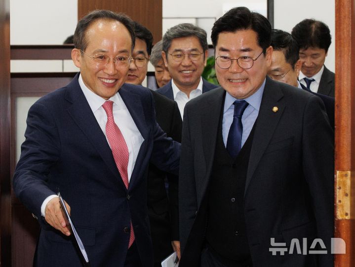 [서울=뉴시스] 조성우 기자 = 추경호(왼쪽) 국민의힘 원내대표, 박찬대 더불어민주당 원내대표가 26일 오후 서울 여의도 국회에서 우원식 국회의장 주재로 열린 양당 원내대표 회동에 참석하고 있다. (공동취재) 2024.11.26. photo@newsis.com