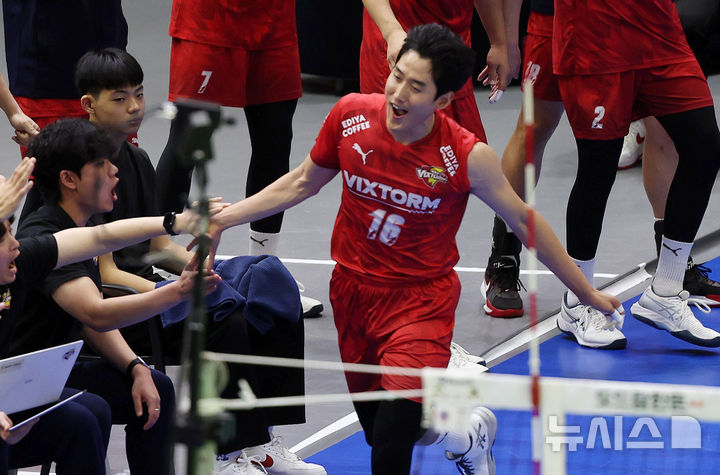 [수원=뉴시스] 추상철 기자 = 26일 오후 경기 수원시 수원체육관에서 열린 '도드람 프로배구 2024-2025 V리그 남자부' 한국전력과 삼성화재의 경기, 한국전력 김동영이 서브에이스를 성공시킨 후 기뻐하고 있다. 2024.11.26. scchoo@newsis.com