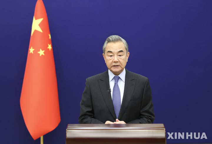 [베이징=신화/뉴시스] ﻿﻿왕이 중국 공산당 정치국 위원 겸 외교부장이 이란과 튀르키예 외교장관과 잇따라 통화를 갖고, 이스라엘과 이란 간 휴전 합의를 환영하는 한편, 미국의 이란 핵시설 공격은 국제 질서에 악영향을 미치는 '나쁜 선례'라고 강도 높게 비판했다. 왕 부장의 자료사진.2025.06.25