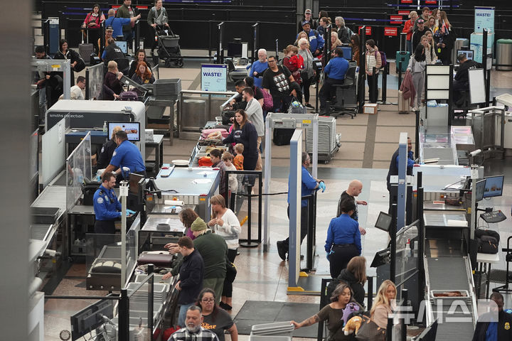 [덴버( 미 콜로라도주)= AP/뉴시스] 27일(현지 시간) AP통신, CNN에 따르면 미 연방항공청(FAA)은 이날 오후 1시12분 출발 예정이었던 아메리칸항공 3023편이 이륙 직전 "착륙 장치 관련 이상 가능성"을 보고했다고 밝혔다. 해당 여객기는 마이애미국제공항으로 향하던 보잉 737 MAX 8 기종이었다. 사진은 미국 콜로라도주 덴버 국제공항의 모습. 2025. 07.28. 