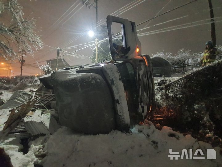 [하남=뉴시스] 27일 오전 경기 하남시 상산곡동 한 도로를 달리던 25t 트럭이 눈길에 미끄러져 하천 아래로 떨어지는 사고가 발생했다. (사진=경기도소방재난본부 제공) 2024.11.27. photo@newsis.com  *재판매 및 DB 금지