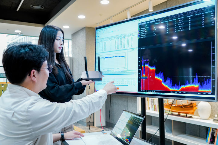 [서울=뉴시스] SK브로드밴드가 기존 보다 데이터 전송 속도가 약 50% 빠른 가정용 와이파이7 공유기(AP) 개발에 성공했다. (사진=SKB 제공) *재판매 및 DB 금지