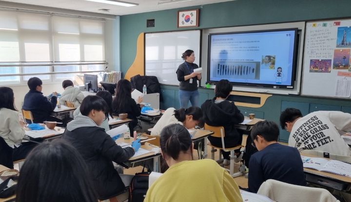 [세종=뉴시스] 금남초등학교, 세종시립민속박물관 교육프로그램 운영 모습.(사진=세종시 제공).2024.11.27. photo@newsis.com&nbsp; *재판매 및 DB 금지