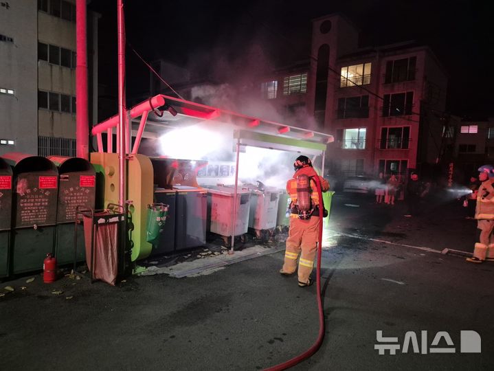 [제주=뉴시스] 26일 오후 10시6분께  제주시 연동 클린하우스에서 화재가 발생해 소방당국이 진화에 나서고 있다. (사진=제주소방안전본부 제공) 2024.11.26. photo@newsis.com