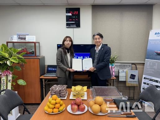 [서울=뉴시스] 한국해양교통안전공단(KOMSA)과 인텔리오션 김수현 대표가 멘토링 기술지원 서비스를 위한 업무협약 체결 모습. 