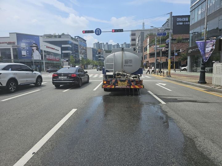 [양산=뉴시스] 폭염대비 살수차량을 운행하고 있다. (사진=양산시 제공) 2024.11.27. photo@newsis.com *재판매 및 DB 금지