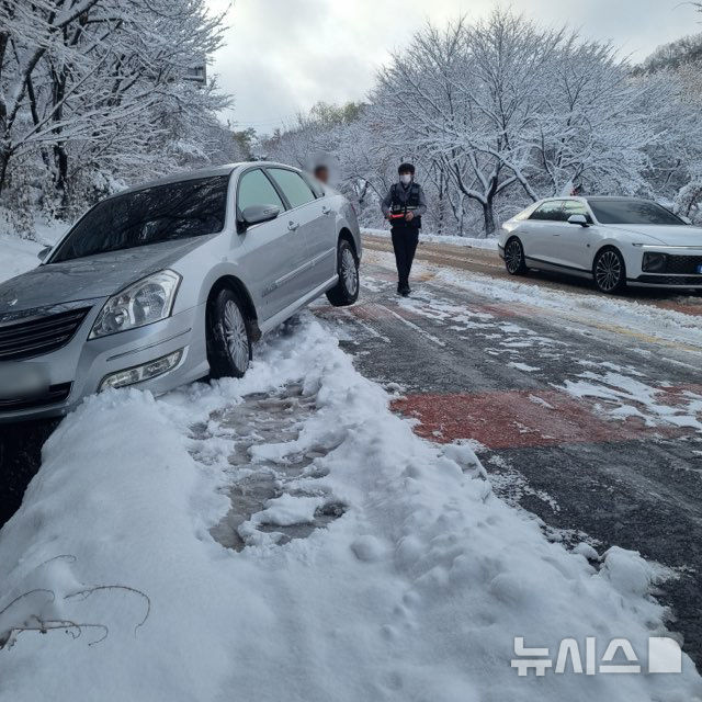 [의정부=뉴시스] 양주 백석동에서 승용차가 미끄러져 수로에 빠진 현장. (사진=경기북부경찰청 제공) 2024.11.27 photo@newsis.com