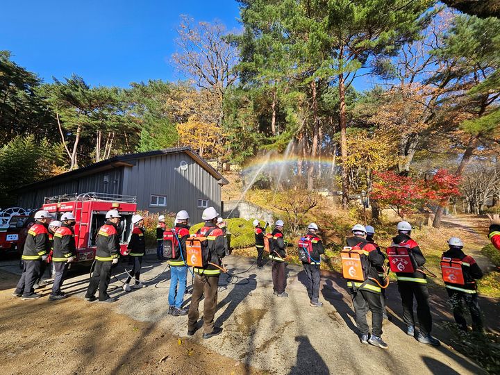 [양산=뉴시스] 통도사에서 산불대응 합동 훈련을 하고 있다. (사진=양산시 제공) 2024.11.27. photo@newsis.com *재판매 및 DB 금지