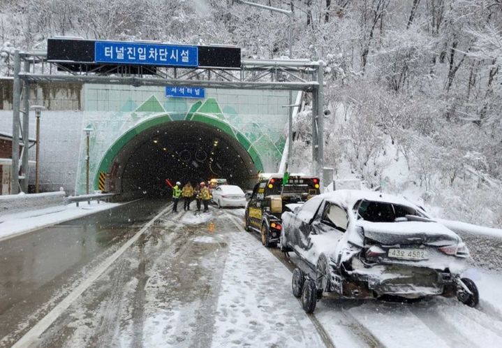 [홍천=뉴시스] 27일 소방당국은 이날 오전 6시 44분경 강원 홍천군 서석면 서울양양고속도로 서울방향 서석터널입구에서 4중 추돌사고가 발생했다고 밝혔다.  강원특별자치도 소방본부 제공.  *재판매 및 DB 금지