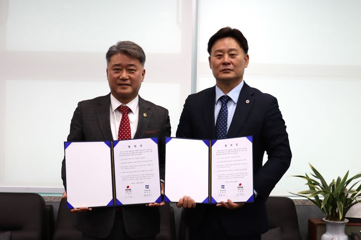 [수원=뉴시스] 경기도의회 더불어민주당 최종현 대표의원과 국민의힘 김정호 대표의원이 27일 오전 "의회 운영에 있어 상호 존중할 것을 약속한다"며 합의문에 서명한 뒤 기념사진을 찍고 있다. (사진=경기도의회 제공) 2024.11.27. photo@newsis.com *재판매 및 DB 금지