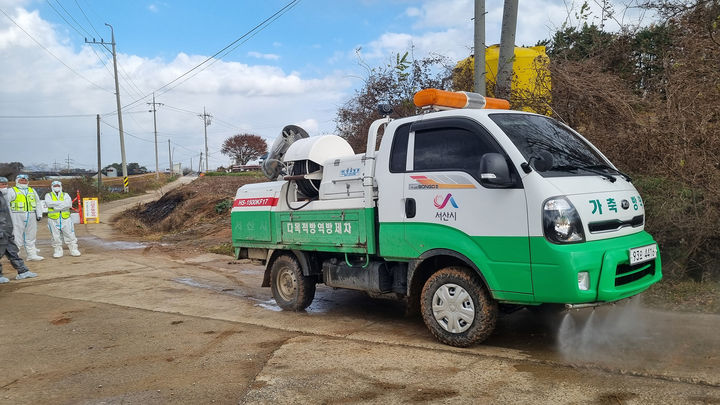 [서산=뉴시스] 지난 26일 서산시 방역차량이 조류인플루엔자 의심 오리가 발생한 고북면 일원 농가 주변을 방역하고 있다.(사진=서산시 제공) 2024.11.27. photo@newsis.com *재판매 및 DB 금지