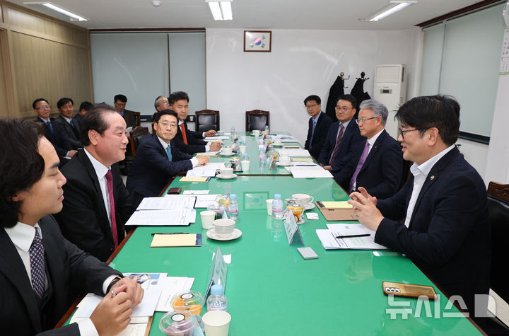 [세종=뉴시스]권재한 농진청장이 지난 26일 서울 서초구 한국작물보호협회에서 국내 농약 업계 대표들과 간담회를 갖고 농약 관련 청의 주요 사업을 공유하는 한편 병해충 방제 등 농업 현안 해결에 협력하기로 했다.(사진=농진청 제공)