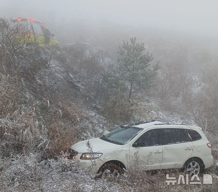 [청주=뉴시스] 27일 오전 11시께 충북 단양군 가곡면에서 주행 중이던 싼타페 SUV가 도로를 이탈한 뒤 비탈면을 따라 미끄러져 2명이 다쳤다. (사진= 충북소방본부 제공) 2024.11.27. photo@newsis.com *재판매 및 DB 금지