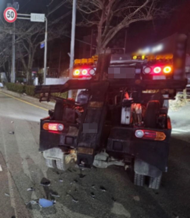 [부산=뉴시스] 26일 오후 부산 기장군의 한 주차장에서 견인차량이 후진해 도로로 나오던 중 오토바이와 추돌했다. (사진=부산경찰청 제공) 2024.11.27. photo@newsis.com *재판매 및 DB 금지