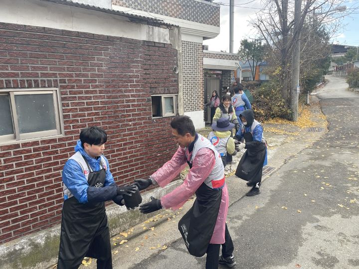 한국도로공사 전북본부는 삼례읍 가인마을에 거주하는 에너지 취약계층을 대상으로 '따뜻한 겨울나기, 연탄 나눔 봉사활동'을 펼쳤다고 27일 밝혔다. *재판매 및 DB 금지