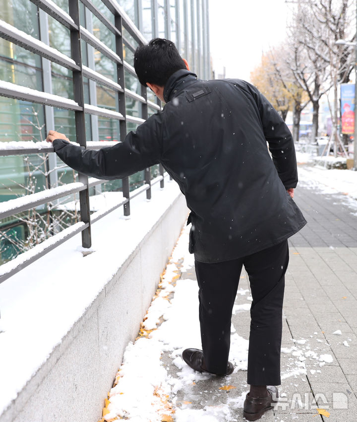 [서울=뉴시스]눈이 오는 날이나 다음날에는 걷다가 미끄러져 넘어지기 쉬워 길거리 낙상 사고 위험이 커진다. 특히 노년층은 골밀도가 낮고 뼈의 강도가 약해 가벼운 낙상에도 골절이 일어날 가능성이 매우 높아 각별한 주의가 요구된다. (사진= 고대구로병원 제공) 2024.11.27. photo@newsis.com. 