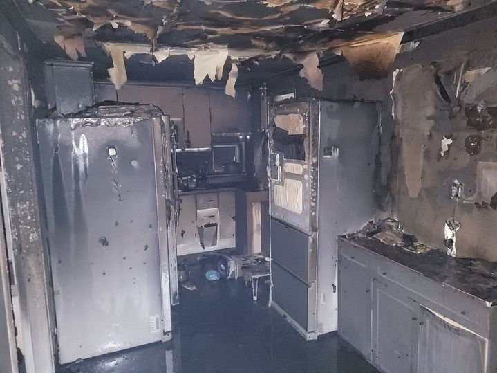 [울산=뉴시스] 박수지 기자 = 27일 오후 울산시 울주군 온양읍 한 아파트에서 불이나 까맣게 타 있다. (사진=울산소방본부 제공) 2024.11.27. photo@newsis.com *재판매 및 DB 금지