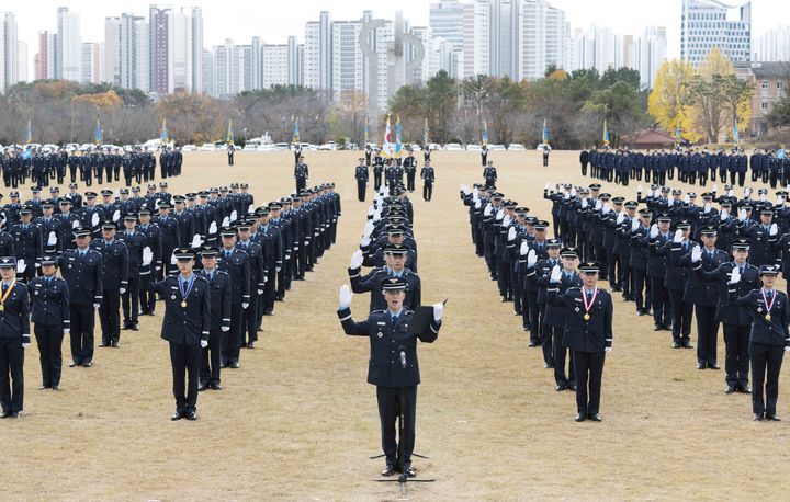 [서울=뉴시스] 공군은 11월 27일, 공군교육사령부 대연병장에서 최춘송 공군교육사령관(소장) 주관으로 ‘제153기 학사사관후보생 임관식’을 거행했다. 사진은 임관선서를 진행하고 있는 신임장교들. (사진=공군 제공) 2024.11.27. photo@newsis.com *재판매 및 DB 금지