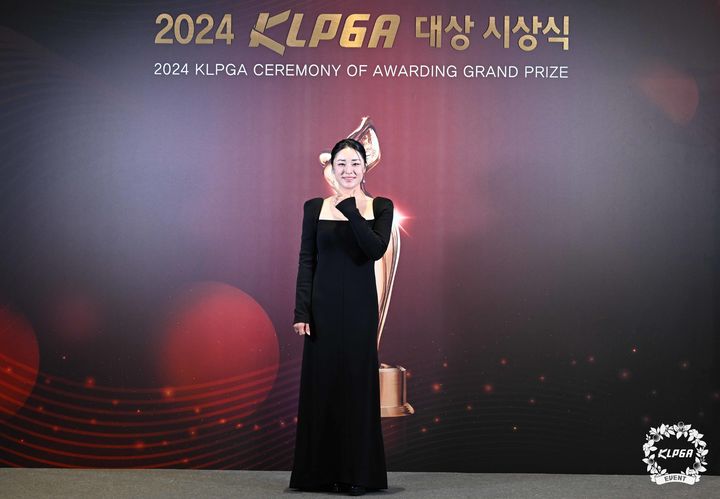 27일 서울 강남구 삼성동의 그랜드 인터컨티넨탈 서울 파르나스에서 열린 2024 KLPGA 대상 시상식에서 대상, 상금왕, 최저타수상을 수상한 윤이나. (사진=KLPGA 제공)  *재판매 및 DB 금지