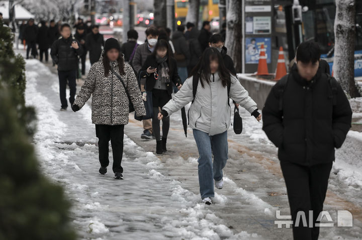 토요일 인천, 새벽께 약간의 눈 또는 비…빙판길 유의