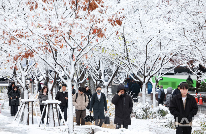 [서울=뉴시스] 황준선 기자 = 서울에 대설특보가 발효된 27일 오전 서울 종로구 세종대로에서 시민들이 발걸음을 옮기고 있다. 2024.11.27. hwang@newsis.com