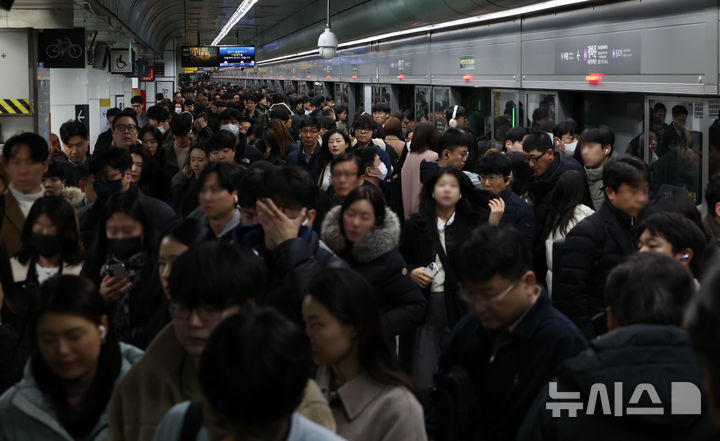 [서울=뉴시스] 황준선 기자 = 서울에 대설특보가 발효된 지난해 11월27일 오전 서울 종로구 지하철 5호선 광화문역이 시민들로 붐비고 있다. 2024.11.27. hwang@newsis.com