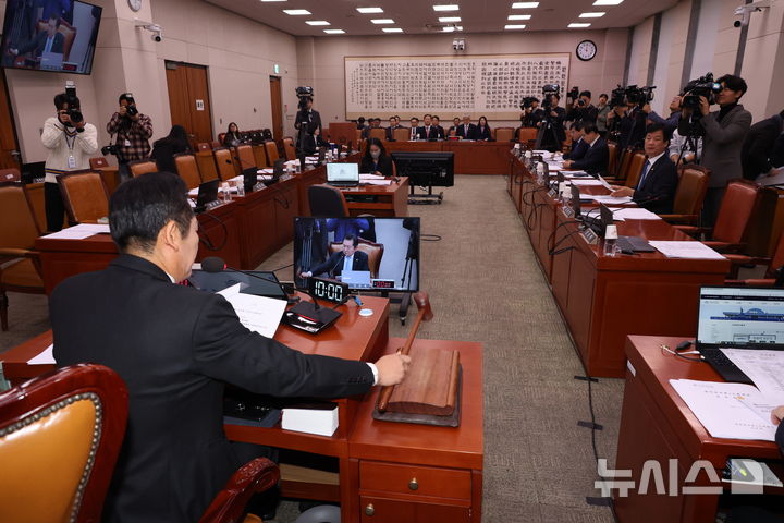 [서울=뉴시스] 고승민 기자 = 정청래 국회 법사위원장이 27일 서울 여의도 국회에서 열린 제418회 국회(정기회) 법제사법위원회 제17차 전체회의를 주재하고 있다. 2024.11.27. kkssmm99@newsis.com