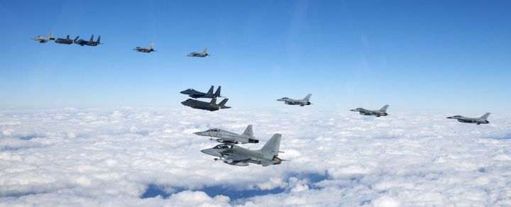 [서울=뉴시스] 공군은 지난 25일부터 29일까지 청주기지에서 2024년 후반기 소링 이글(Soaring Eagle) 훈련을 실시하고 있다. 사진은 26일 F-35A, F-15K, F-16, FA-50, F-5 전투기 등이 참가한 가운데 서해상에서 항공차단 훈련을 실시하고 있는 모습. (사진=공군 제공) 2024.11.27. photo@newsis.com *재판매 및 DB 금지