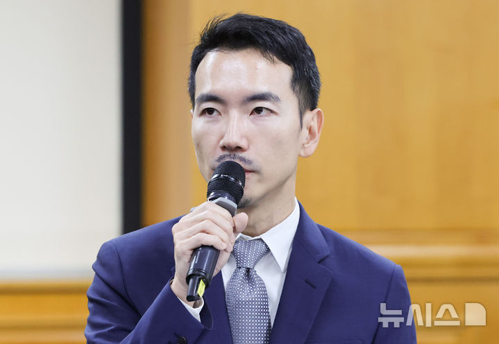 [서울=뉴시스] 황준선 기자 = 황도연 당근마켓 대표가 27일 오전 서울 중구 은행회관에서 열린 온기나눔 캠페인 업무협약식에서 인사말을 하고 있다. 2024.11.27. hwang@newsis.com