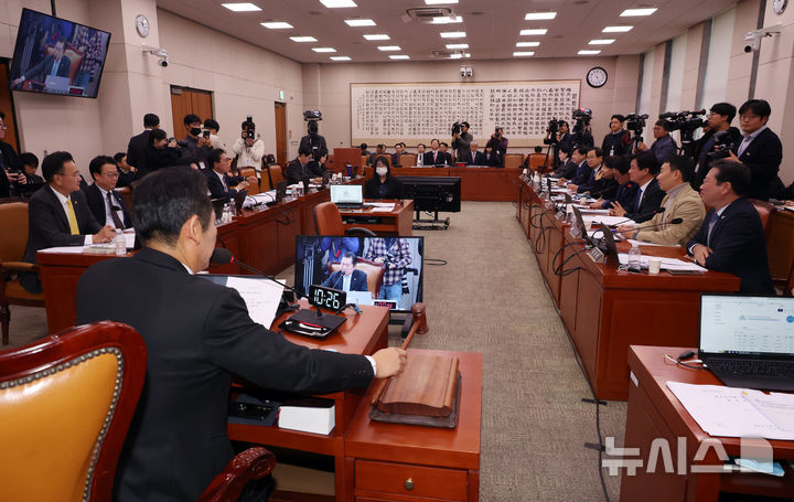 [서울=뉴시스] 고승민 기자 = 정청래 국회 법사위원장이 27일 서울 여의도 국회에서 열린 제418회 국회(정기회) 법제사법위원회 제17차 전체회의에서 검사(강백신·엄희준)탄핵소추사건 조사계획서 채택의 건을 가결하고 있다. 2024.11.27. kkssmm99@newsis.com