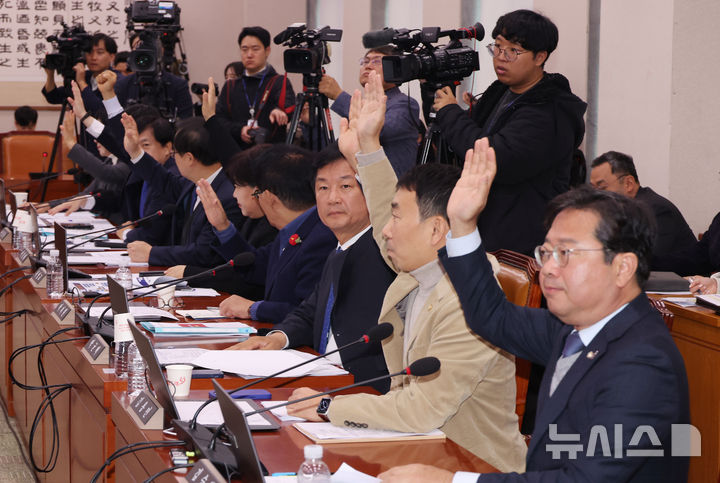 [서울=뉴시스] 고승민 기자 = 정청래 국회 법사위원장이 27일 서울 여의도 국회에서 열린 제418회 국회(정기회) 법제사법위원회 제17차 전체회의를 주재하고 있다. 정청래 위원장을 비롯한 야당 의원들이 검사(강백신, 엄희준) 탄핵청문회 관련 안건 표결에서 거수로 찬성 의사를 표명하고 있다. 2024.11.27. kkssmm99@newsis.com