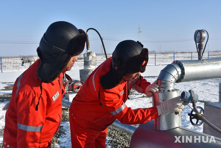 [우루무치=신화/뉴시스] 지난해 11월 24일 중국 신장위구르자치구 북서부 지칭유전에서 근무자들이 셰일오일 유정의 압력을 확인하고 있다. 2025.09.26