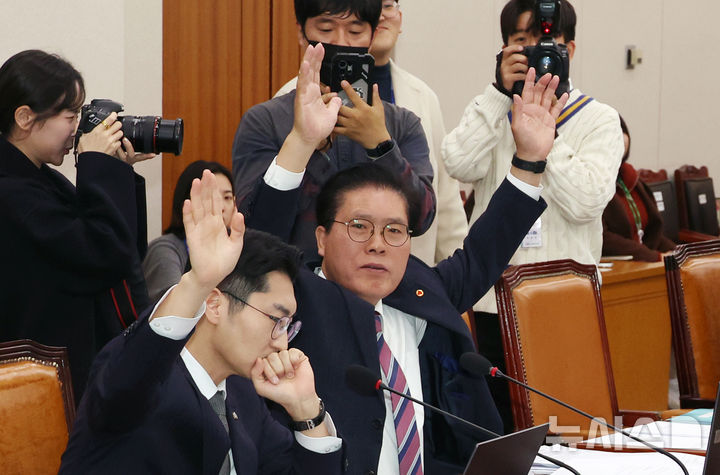 [서울=뉴시스] 고승민 기자 = 송석준 국회 국민의힘 법사위원이 27일 서울 여의도 국회에서 열린 제418회 국회(정기회) 법제사법위원회 제17차 전체회의에서 검사(강백신, 엄희준) 탄핵청문회 관련 안건 표결에 쌍수를 들어 반대 의사를 표명하고 있다. 2024.11.27. kkssmm99@newsis.com