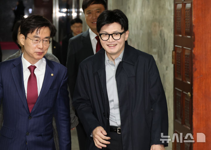 [서울=뉴시스] 조성우 기자 = 한동훈(오른쪽) 국민의힘 대표와 조경태 격차해소특별위원장이 27일 서울 여의도 국회에서 '정년연장의 쟁점과 과제'를 주제로 열린 격차해소특별위원회 정책토론회에 참석하고 있다. 2024.11.27. xconfind@newsis.com