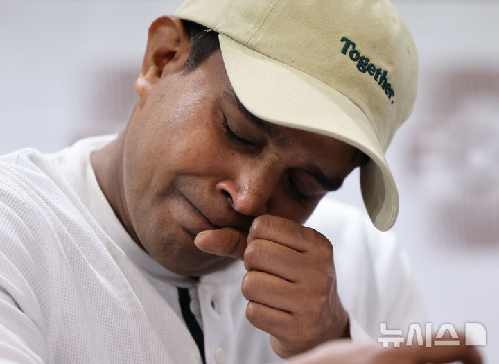 [서울=뉴시스] 황준선 기자 = 지난해 11월 27일 서울 중구 프레스센터 서울외신기자클럽에서 열린 '아주노동자로부터 직접 듣는다' 기자간담회에서 방글라데시 국적의 아짓 로이 씨가 직업성 질병 피해를 증언하고 있다. 2024.11.27. hwang@newsis.com