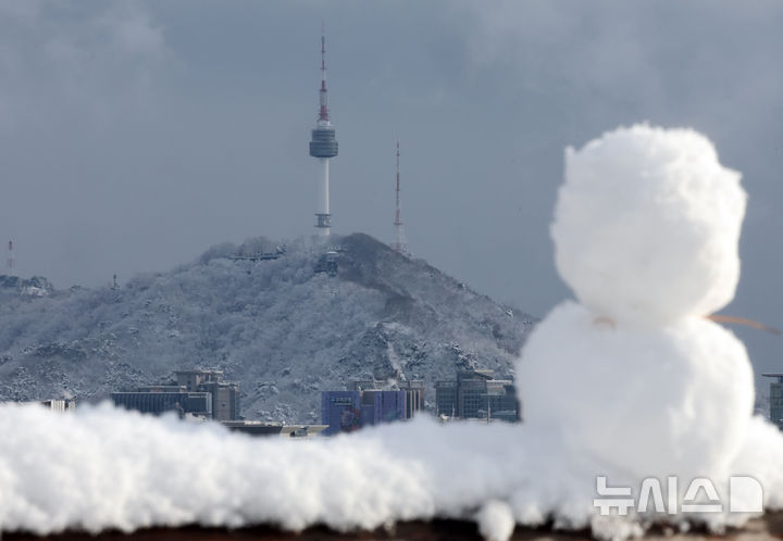 [서울=뉴시스] 김금보 기자 = 서울에 역대 11월 중 가장 많은 적설량이 기록된 27일 오후 서울 종로구 인왕산 무무대 전망대에 놓인 눈사람 뒤로 남산타워가 보이고 있다. 2024.11.27. kgb@newsis.com