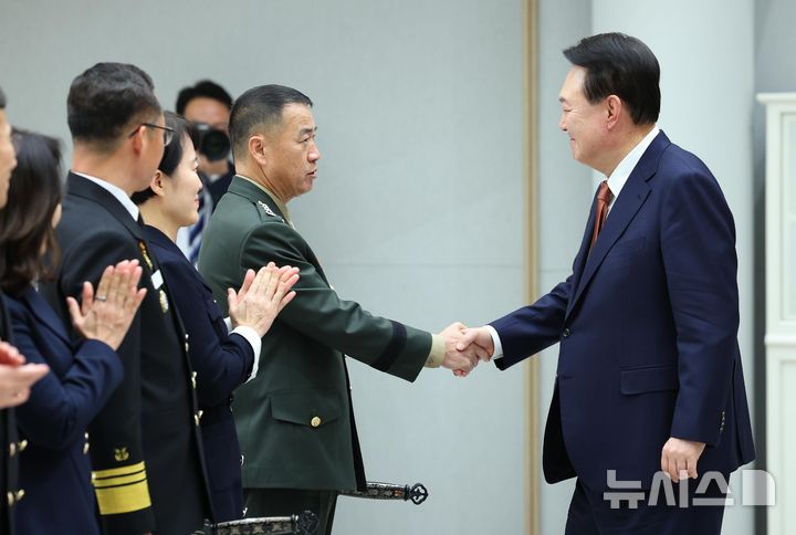 [서울=뉴시스] 최진석 기자 = 윤석열 대통령이 27일 서울 용산 대통령실 청사에서 열린 중장 진급·보직 신고 및 삼정검 수치 수여식에서 주일석 신임 해병대사령관과 악수하고 있다. 2024.11.27. myjs@newsis.com