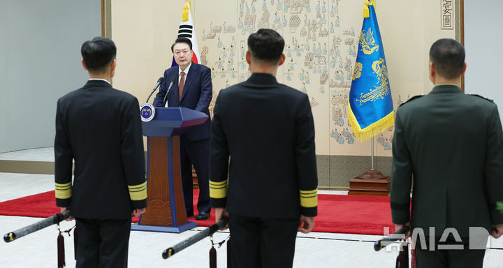 [서울=뉴시스] 최진석 기자 = 윤석열 대통령이 27일 서울 용산 대통령실 청사에서 열린 중장 진급·보직 신고 및 삼정검 수치 수여식에서 진급자들에게 격려사를 하고 있다. 2024.11.27. myjs@newsis.com