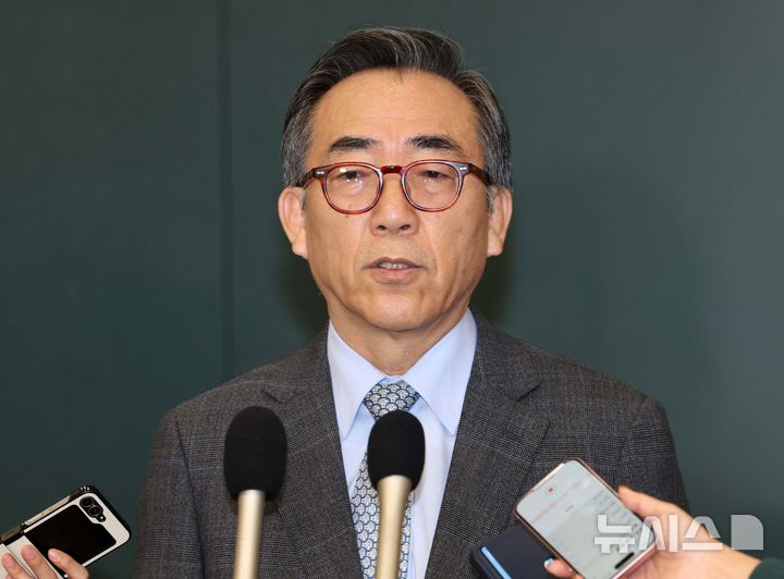 [인천공항=뉴시스] 고범준 기자 = 이탈리아에서 주요 7개국(G7) 외교장관 회의 참석을 마친 조태열 외교부 장관이 지난달 27일 오후 인천국제공항 제1여객터미널을 통해 귀국해 취재진 질문에 답변하고 있다. 2024.12.08. bjko@newsis.com