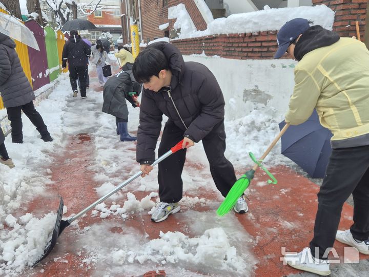 [광명=뉴시스] 광명시청 직원들이 28일 주요 도로에 배치돼 제설작업을 벌이고 있다. (사진=광명시 제공) 2024.11.28. photo@newsis.com