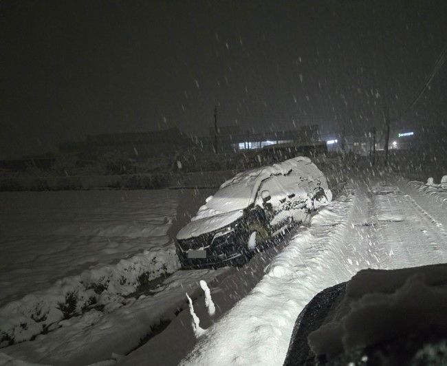 [천안=뉴시스] 천안 성환읍 한 도로에 많은 눈이 쌓이며 차량이 농로에 빠지는 사고가 났다. (사진=독자 제공) 2024.11.28 photo@newsis.com&nbsp; *재판매 및 DB 금지