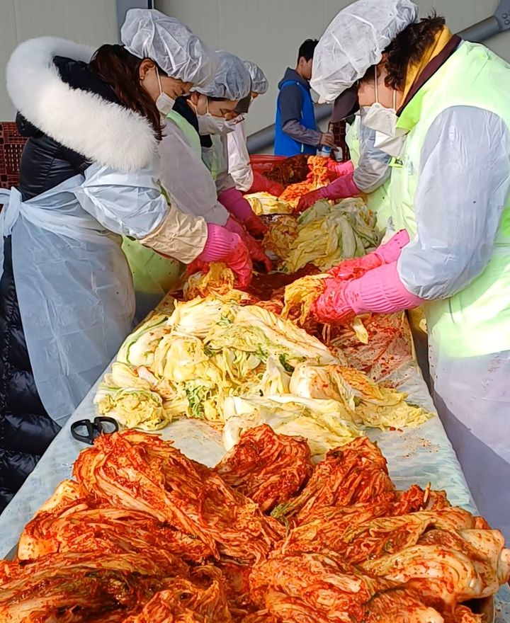 안동농협 생강출하조절센터에서 안동농협 임직원 및 봉사자들이 취약계층에 전달할 '사랑의 김장김치'를 담고 있다. (사진=안동농협 제공) *재판매 및 DB 금지